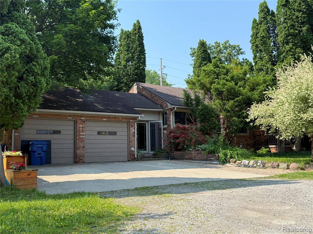 6715 Elizabeth Lake Road, Waterford Twp, MI 48327