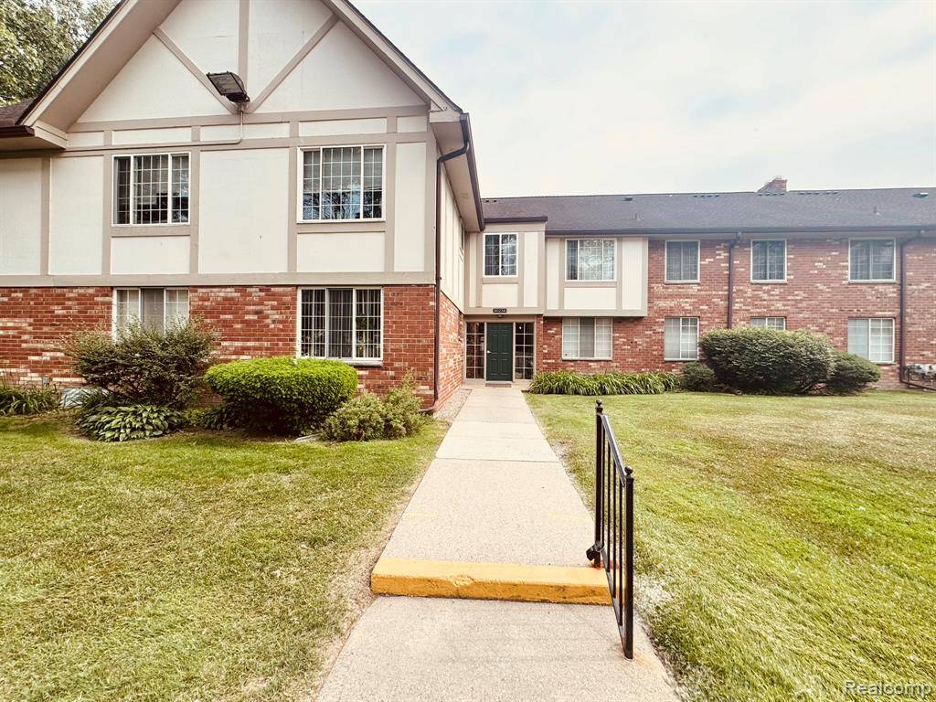 30256 Southfield Road 185, Southfield, MI 48076
