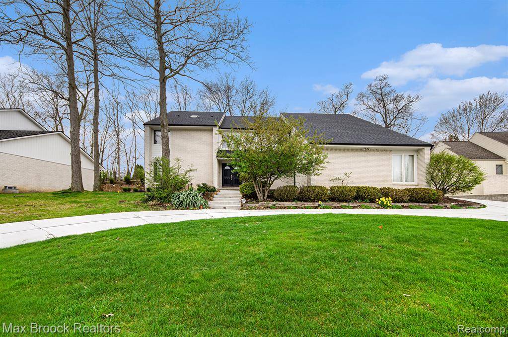 5322 Pond Bluff Drive, West Bloomfield Twp, MI 48323