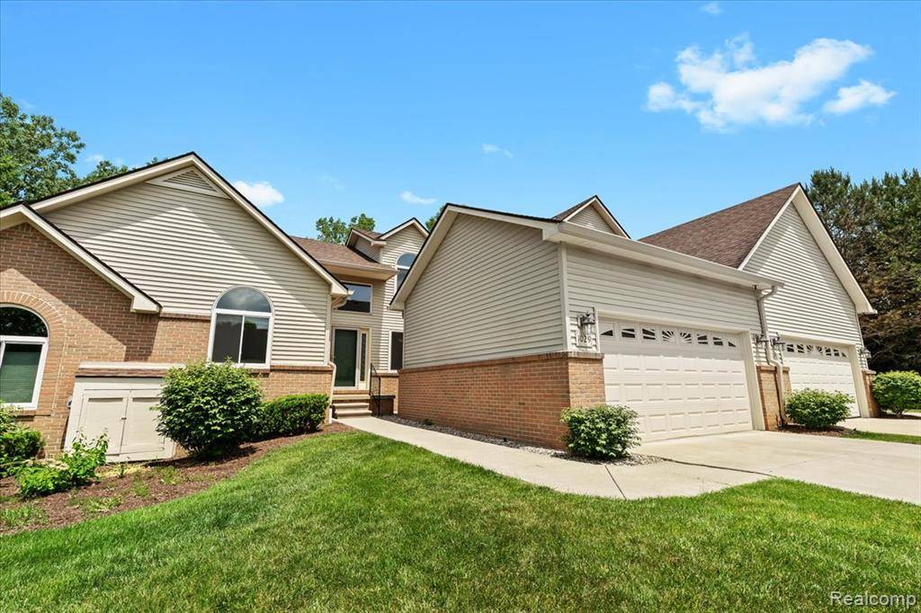 1029 Bird Song Lane, Milford Vlg, MI 48381