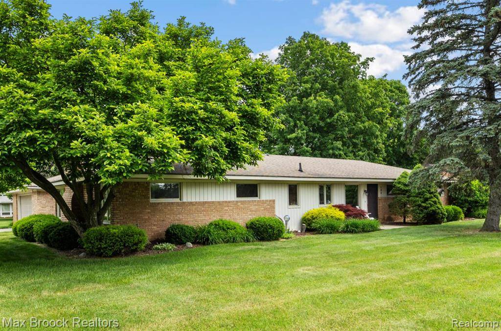192 Kirk Lane Drive, Troy, MI 48084