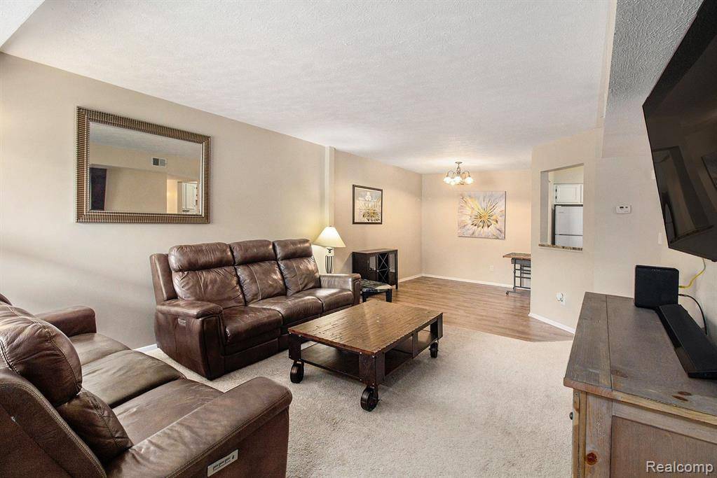 61216 GREENWOOD Drive, South Lyon, MI 48178