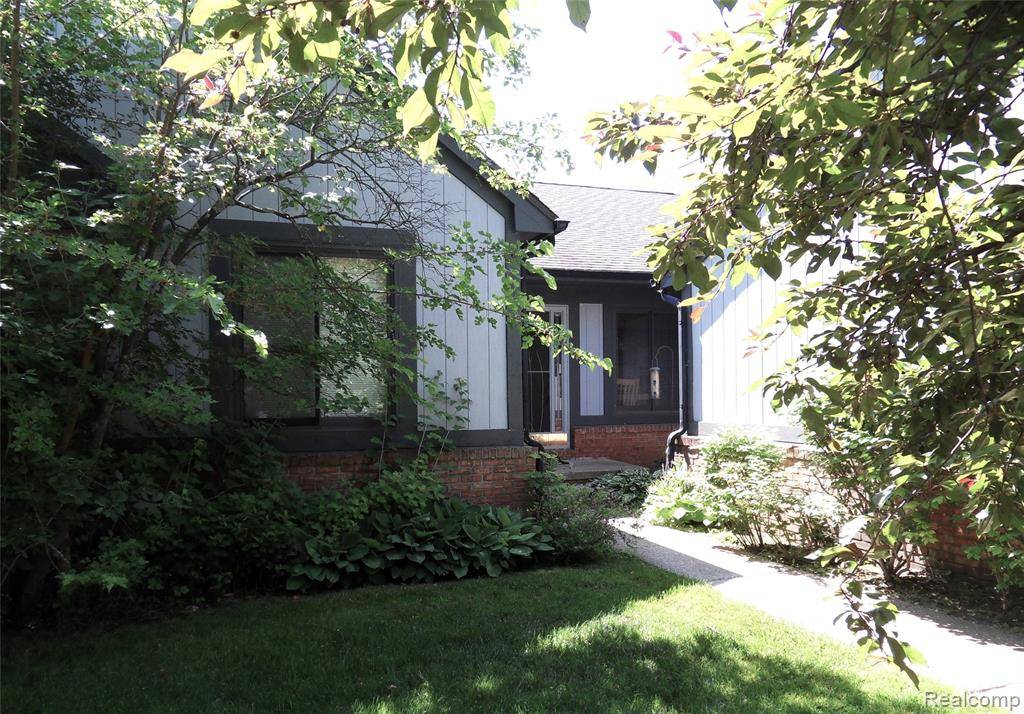 2791 Lochmoor Boulevard 21, Orion Twp, MI 48360