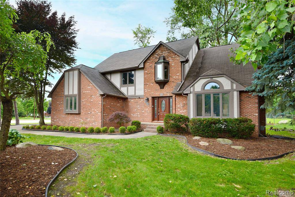 5027 Shady Creek Drive, Troy, MI 48085