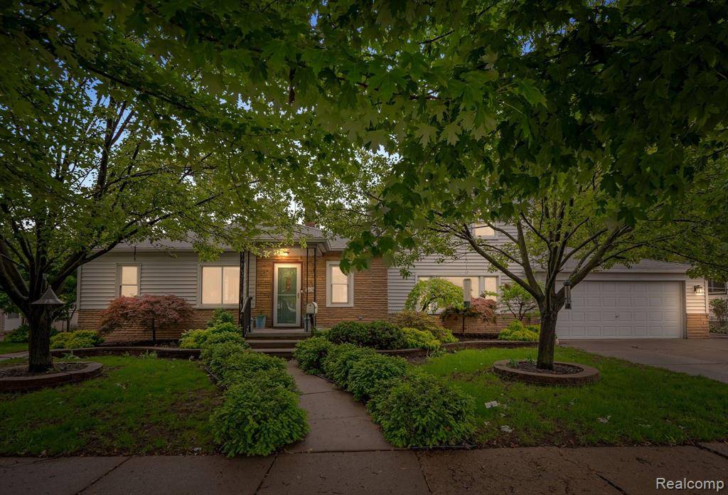 4633 Croissant Street, Dearborn Heights, MI 48125