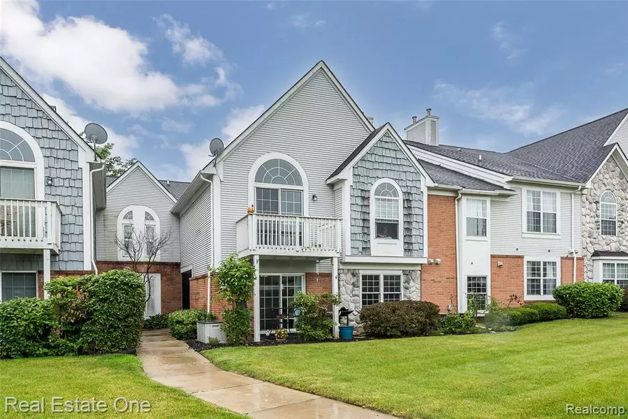 225 Brookwood DR Drive 31 10, South Lyon, MI 48178
