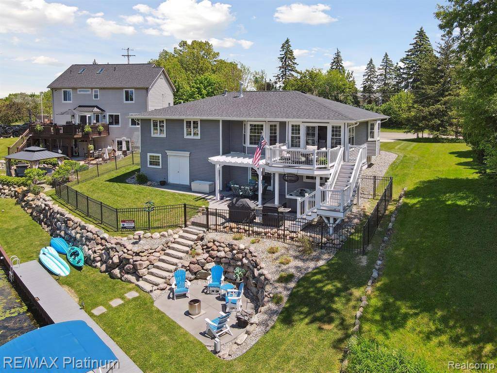 13368 N Fenton Road, Fenton, MI 48430