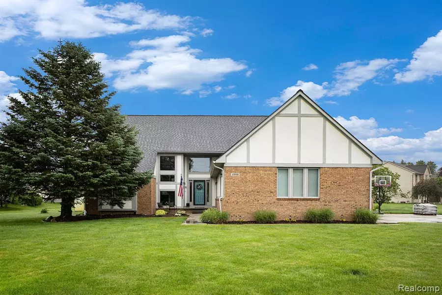 1898 Deer View Court, Howell, MI 48843