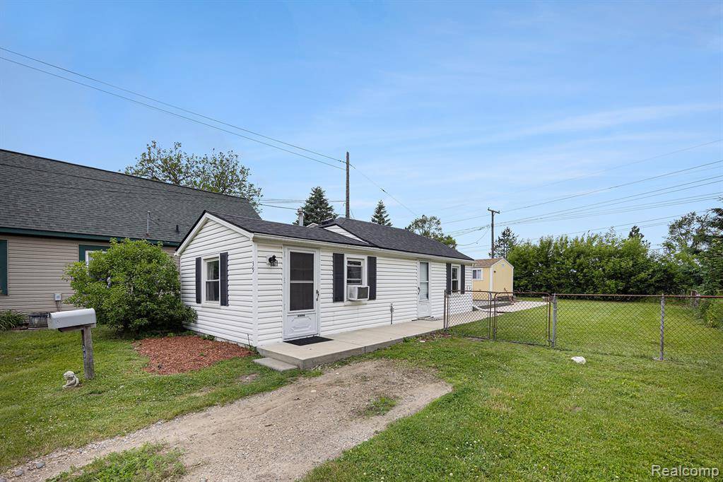 39 1st Street, Oxford Vlg, MI 48371