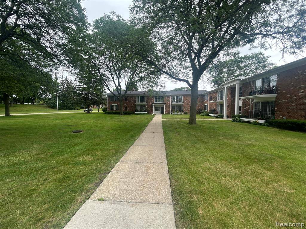 436 S FOX HILLS DR APT 5, Bloomfield Twp, MI 48304