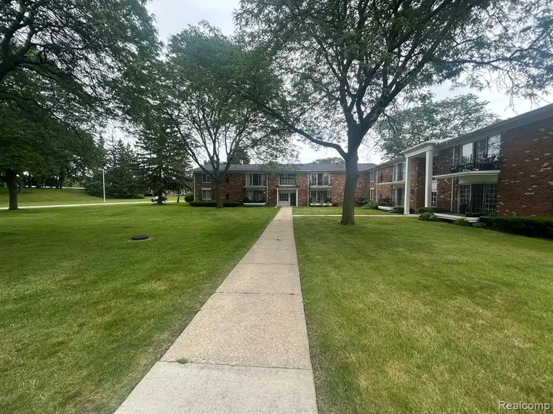 436 S FOX HILLS DR APT 5, Bloomfield Twp, MI 48304
