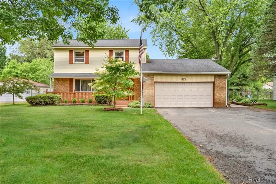 801 Holly Bush Drive, Holly Vlg, MI 48442