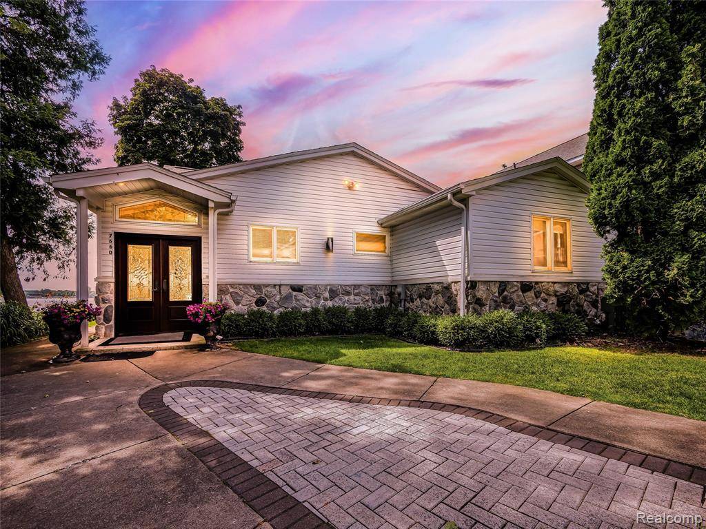 7660 Barnsbury Drive, West Bloomfield Twp, MI 48324