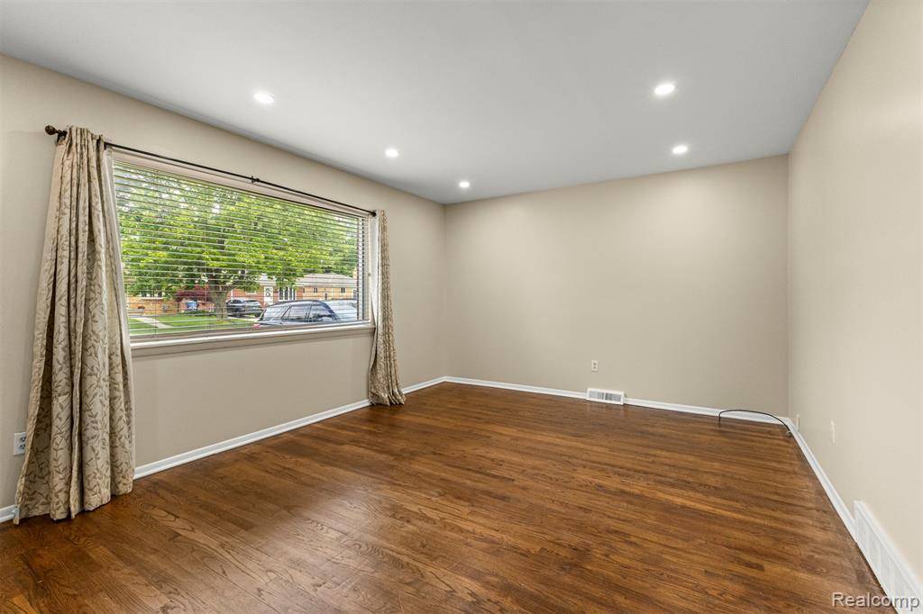 Dearborn Heights, MI 48127,7420 COLONIAL Street