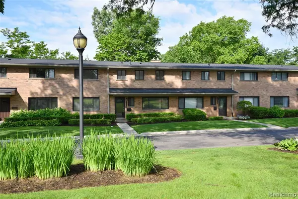 142 E Hickory Grove Road 3,  Bloomfield Hills,  MI 48304
