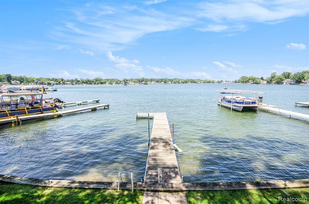 Fenton, MI 48430,2058 S Long Lake Road