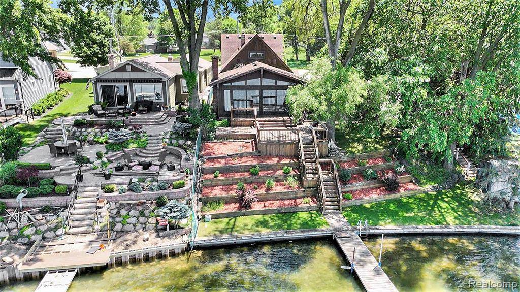 2058 S Long Lake Road, Fenton, MI 48430