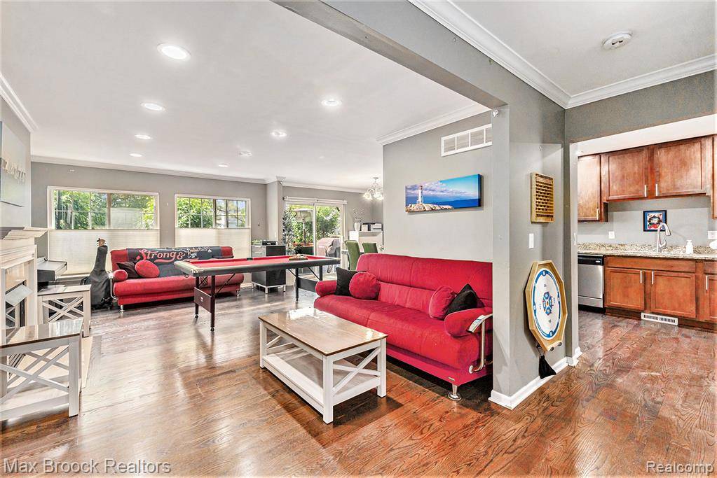 417 James Circle, Royal Oak, MI 48067