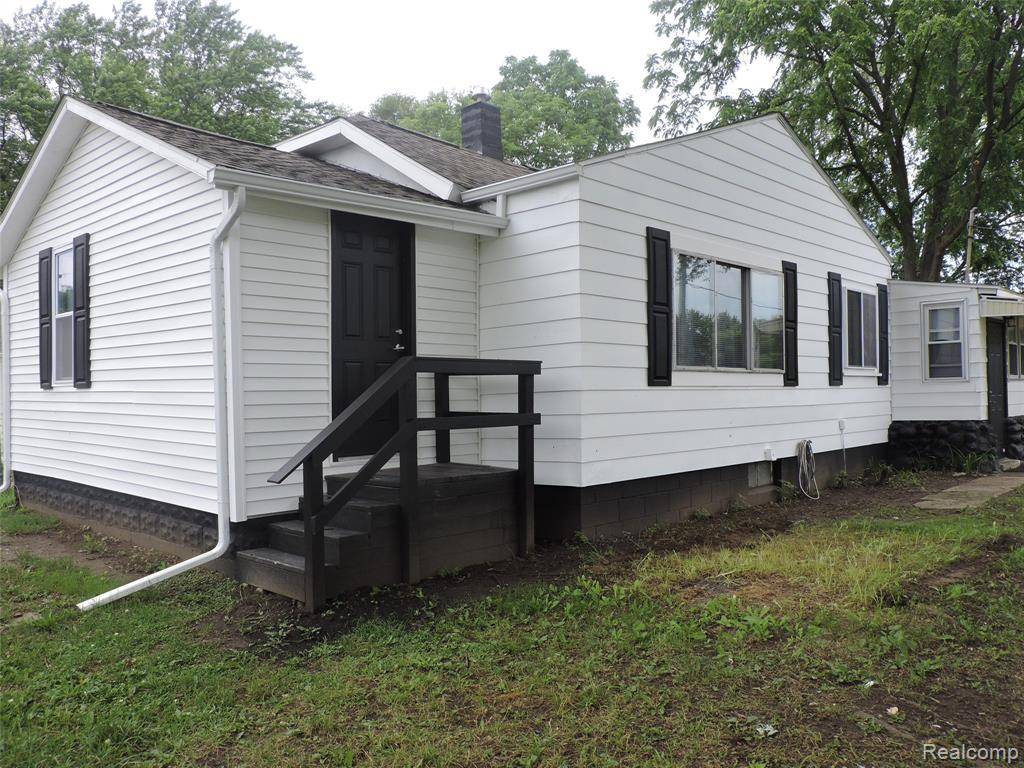 1096 W Buder Avenue, Flint, MI 48507