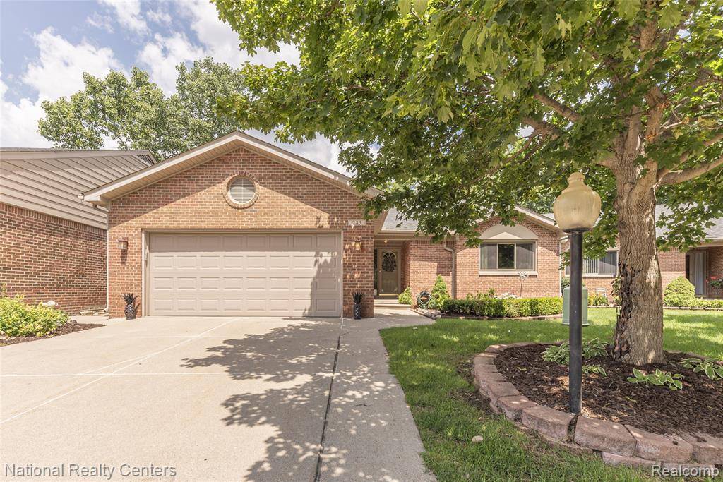 285 Ash Court, South Lyon, MI 48178