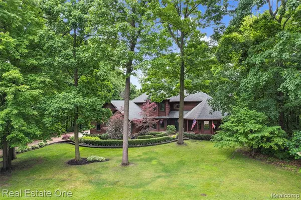 2300 Canyon Ridge Drive, White Lake Twp, MI 48383