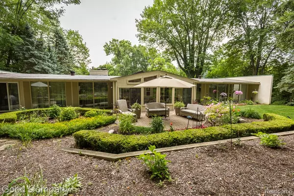 3788 Crestlake Drive, Bloomfield Hills, MI 48304