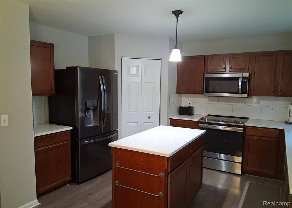 Waterford Twp, MI 48327,155 Cascade Lane