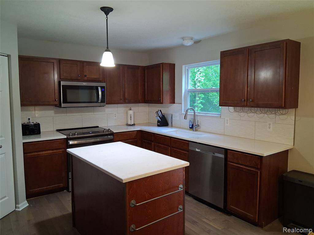 Waterford Twp, MI 48327,155 Cascade Lane