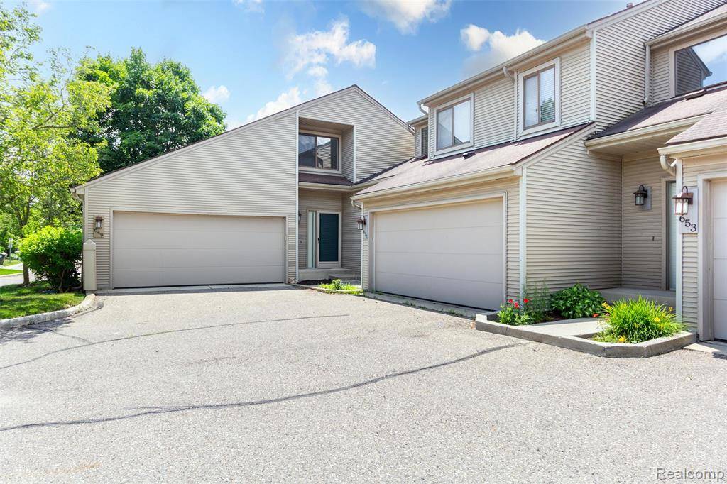 649 Glasgow Court, Rochester Hills, MI 48307