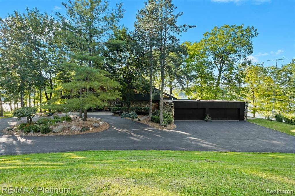 Genoa Twp, MI 48843,2095 Brighton Shores Trail
