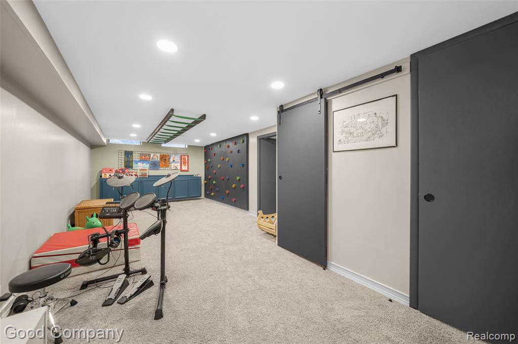Southfield, MI 48076,30060 Spring River Drive