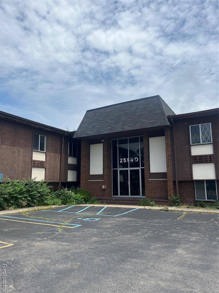 Southfield, MI 48033,25140 Lahser Road C113