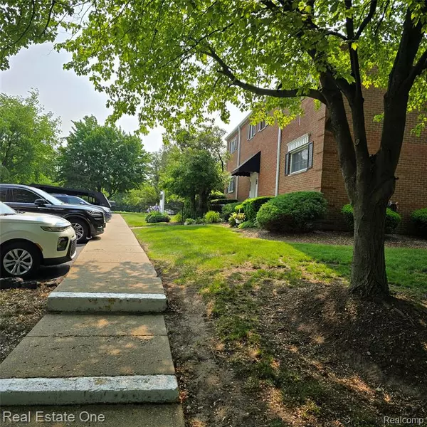 Bloomfield Hills, MI 48304,770 E Fox Hills Drive W T 153