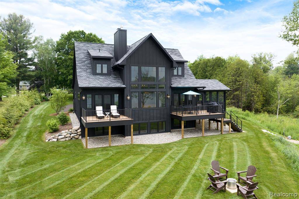 521 S Lake Shore Drive, Leelanau Twp, MI 49653