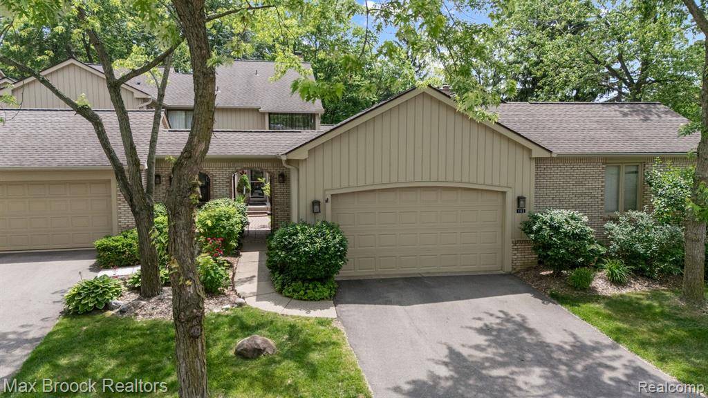 1122 Meadowglen Court, Bloomfield Twp, MI 48304