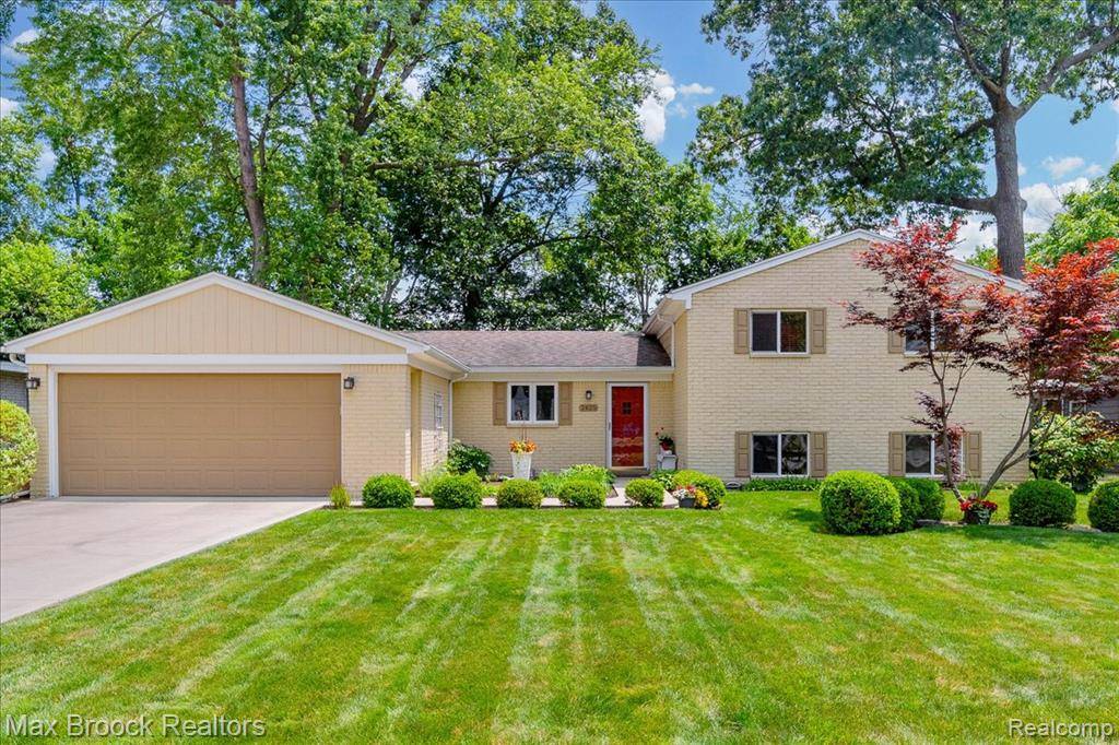 2425 Avondale Street W, Sylvan Lake, MI 48320