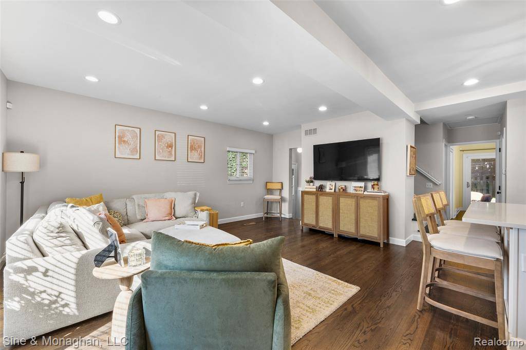 Grosse Pointe Farms, MI 48236,389 Kercheval Avenue