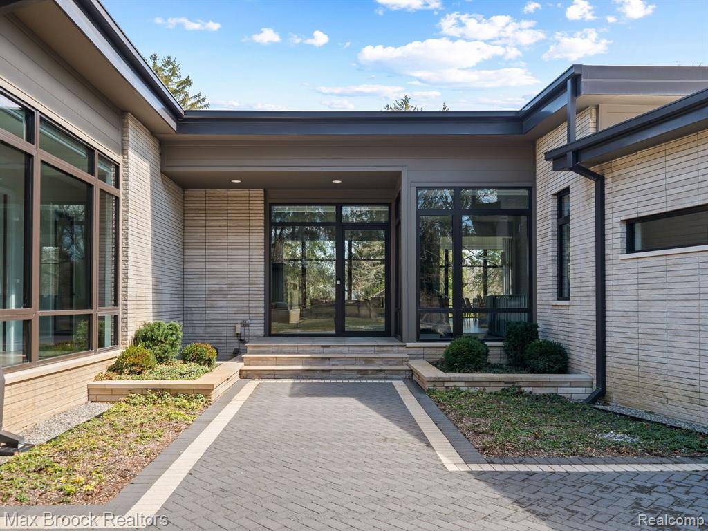 Bloomfield Twp, MI 48304,4890 Charing Cross Road