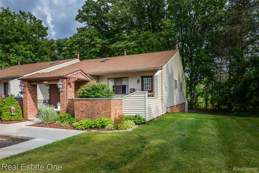 25691 LEXINGTON 72 6, South Lyon, MI 48178