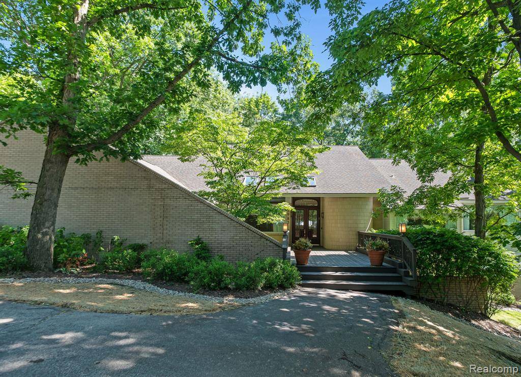 1983 Sherwood Glen, Bloomfield Hills, MI 48302