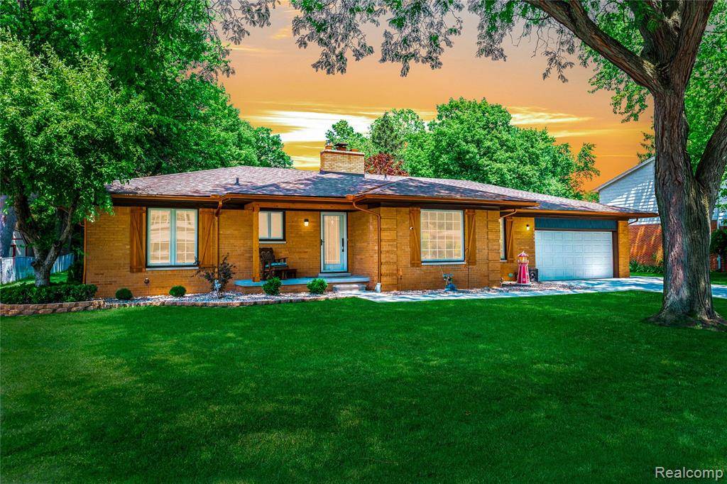 8366 Glengarry Road, Grosse Ile Twp, MI 48138