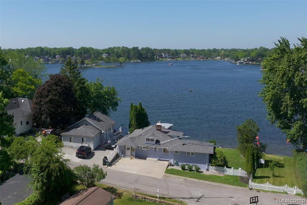 108 Highland Avenue, Lake Orion Vlg, MI 48362