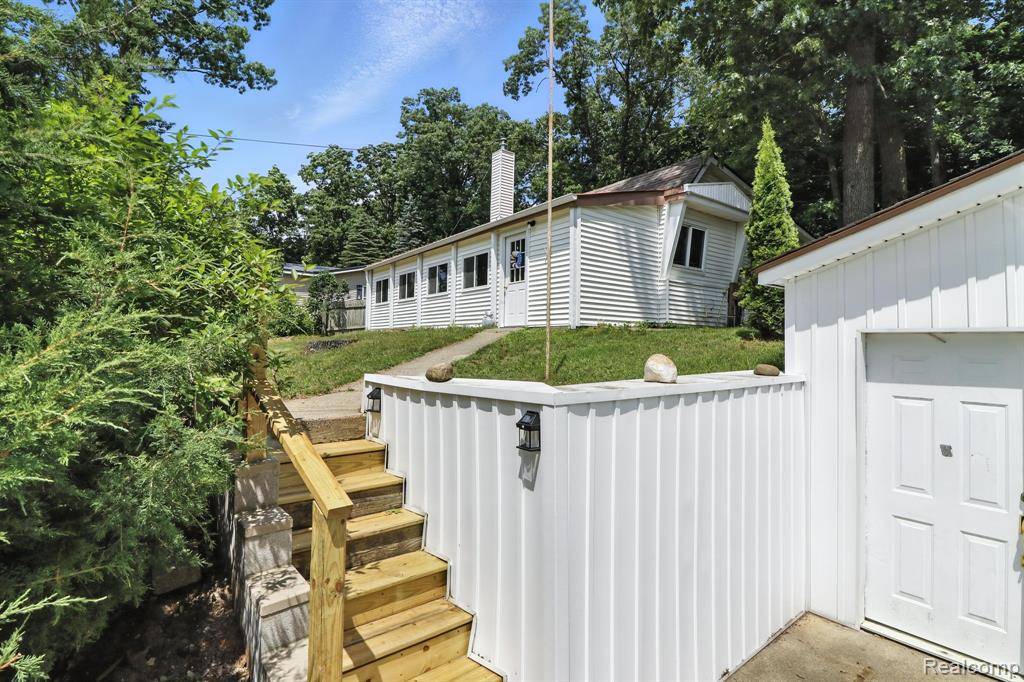1264 Lakeshore Drive, Columbiaville Vlg, MI 48421