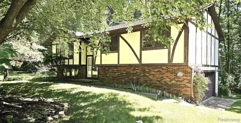 11589 Lombardy Court, Hamburg Twp, MI 48169