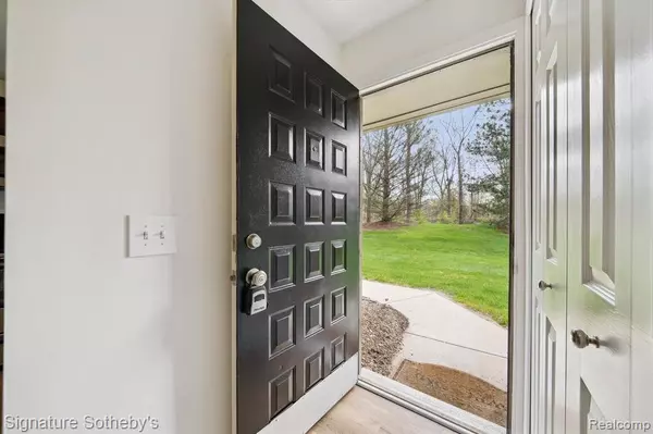 Farmington Hills, MI 48335,21920 INDIAN CREEK Drive