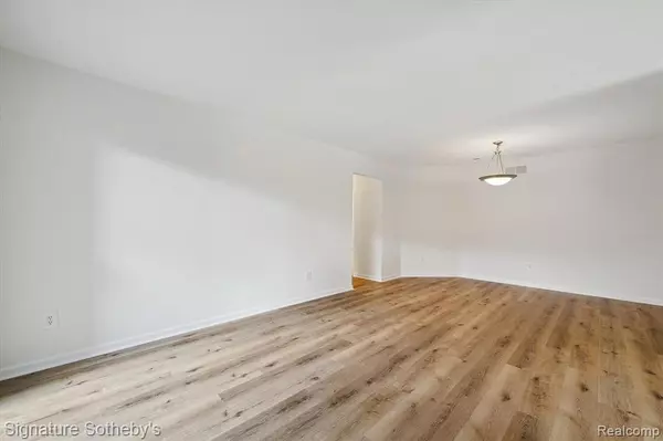 Farmington Hills, MI 48335,21920 INDIAN CREEK Drive