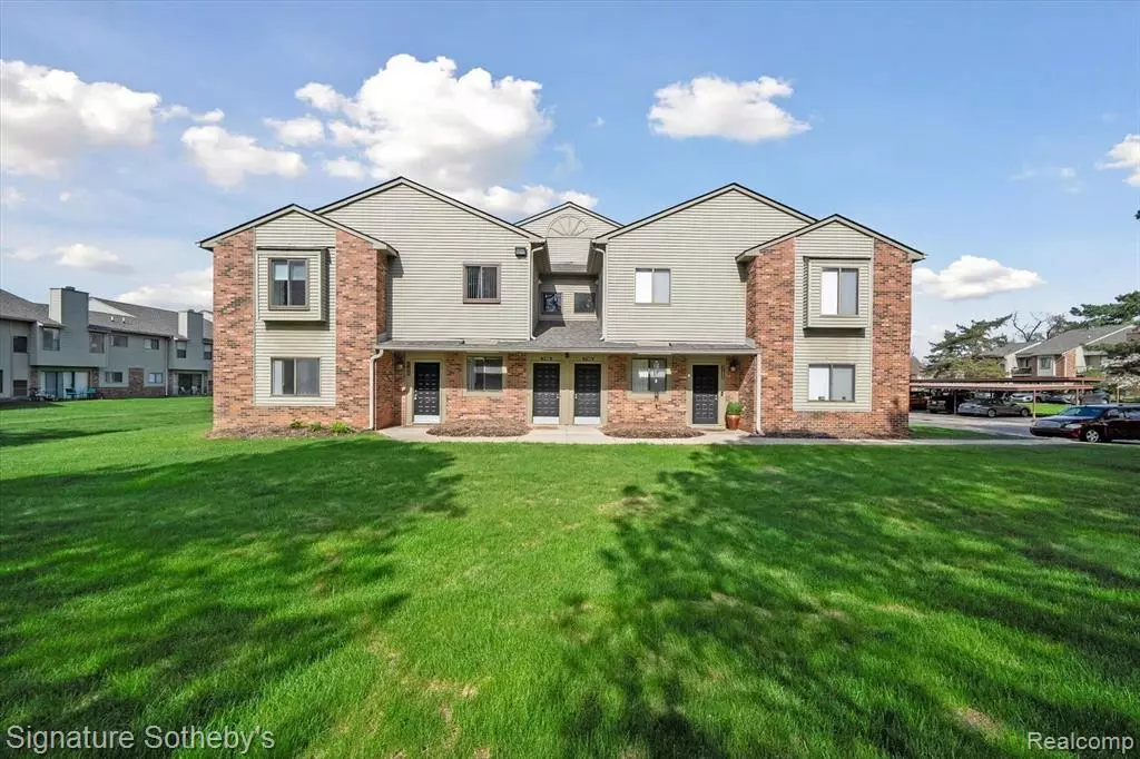 Farmington Hills, MI 48335,21920 INDIAN CREEK Drive