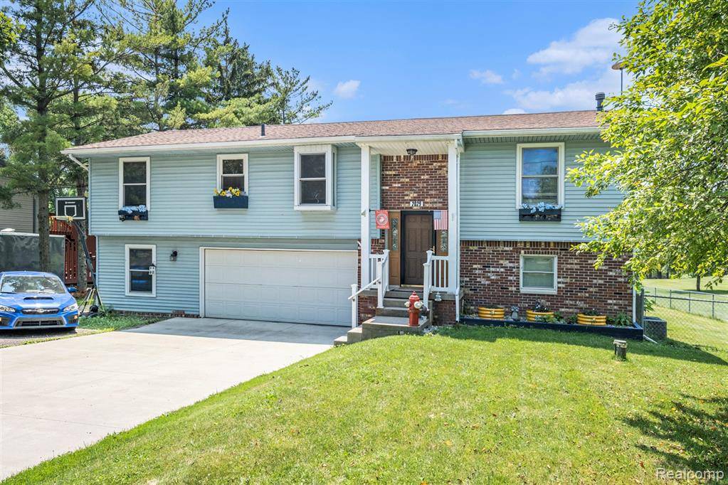 2029 N Long Lake Road, Fenton, MI 48430