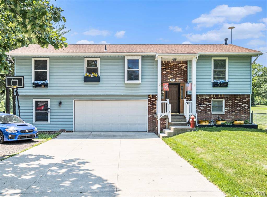 2029 N Long Lake Road, Fenton, MI 48430