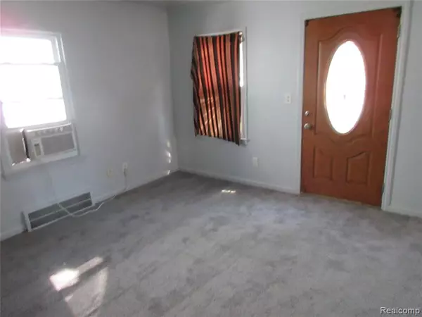 Harper Woods, MI 48225,18532 Roscommon Street